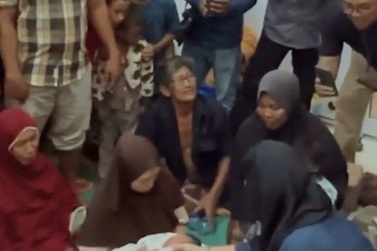 Titiek Soeharto bersama Didit Prabowo meninjau korban banjir Aceh, memberi logistik dan semangat untuk para pengungsi di Pidie Jaya.