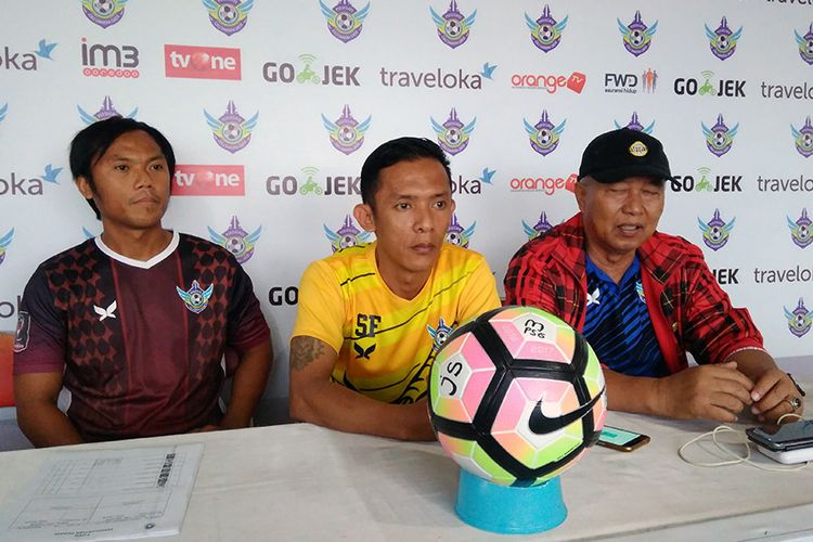 Dari kiri ke kanan; Jusmadi, Sahlul Fahmi, dan pelatih Persegres Gresik United Hanafi.