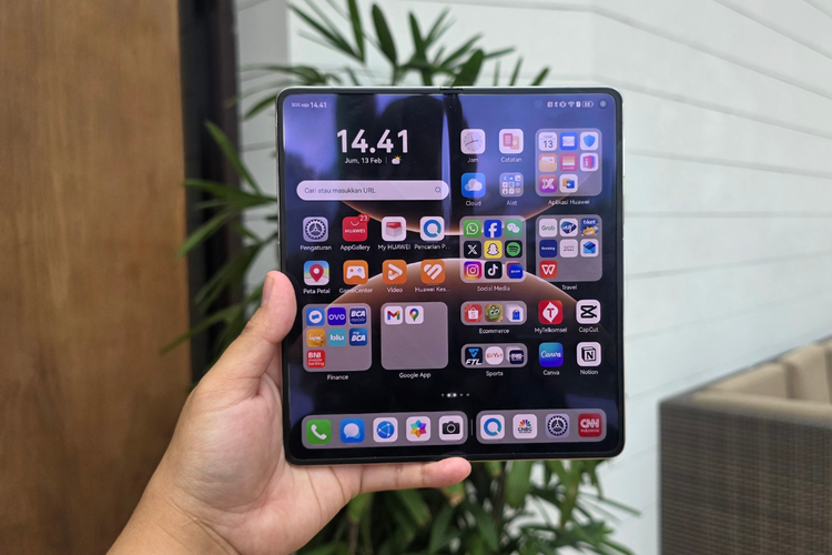 Huawei Mate X7 dalam kondisi terbuka menampilkan layar utama yang lebar.