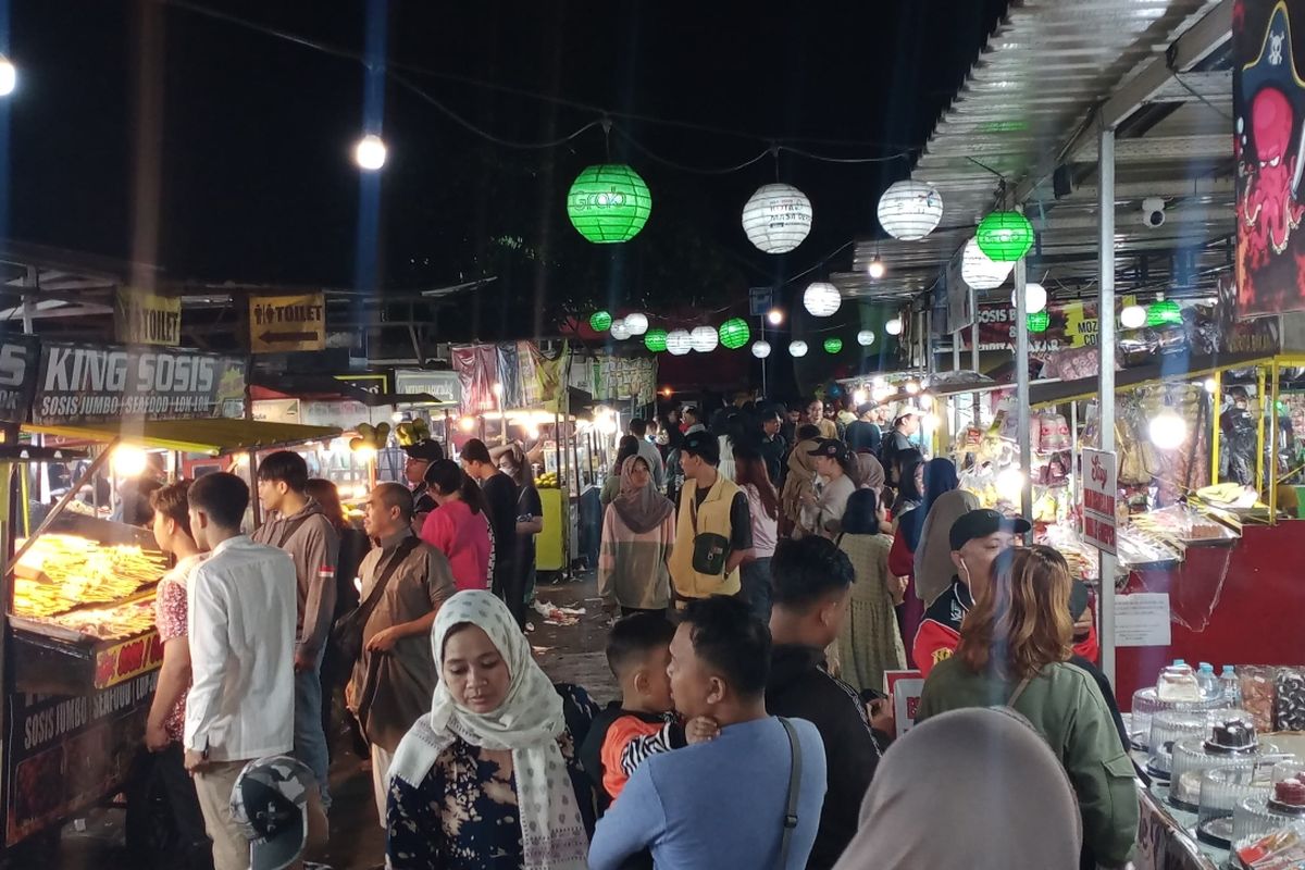 Pedagang Kaki Lima (PKL) di Pasar Alun-Alun Kota Batu.