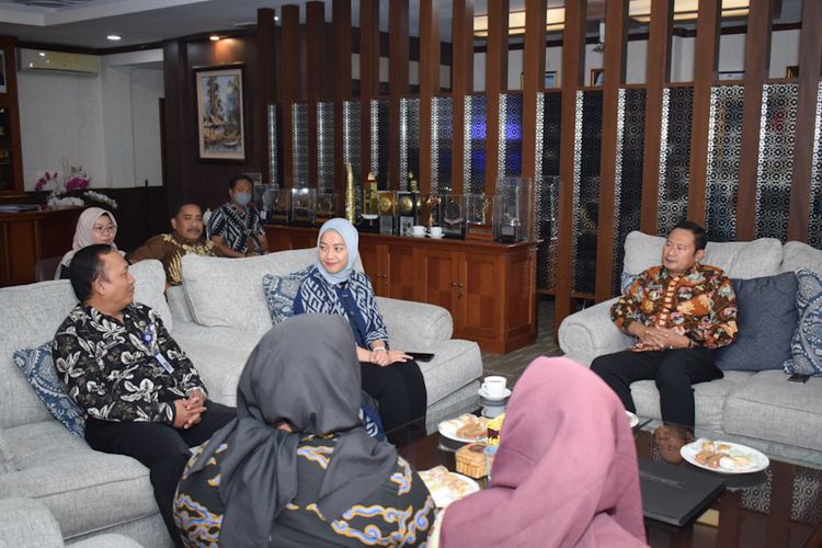 Bupati Lamongan Yuhronur Efendi (kanan) saat menemui perwakilan Badan Perlindungan Pekerja Migran Indonesia (BP2MI) Jawa Timur, Jumat (23/9/2022).