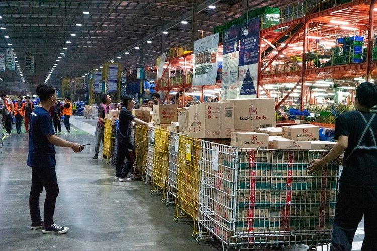 Suasana di Gudang Lazada di Cimanggis Depok