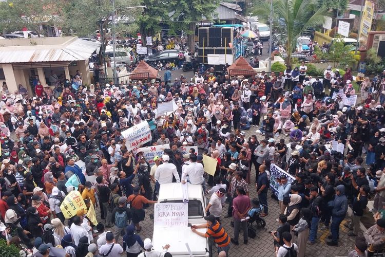 Aksi Merespons MBG di Jember Bergulir, Kini Massa Turun ke Jalan Suarakan Dukungan