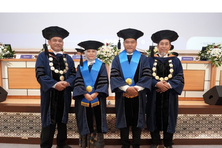 Pasangan suami istri, Prof. Dr. Ir. Zahrul Mufrodi, S.T., M.T., IPM. dan Prof. Dr. Ir. Erna Astuti, S.T., M.T., IPM dikukuhkan menjadi guru besar di Universitas Ahmad Dahlan atau UAD beberapa waktu lalu. 