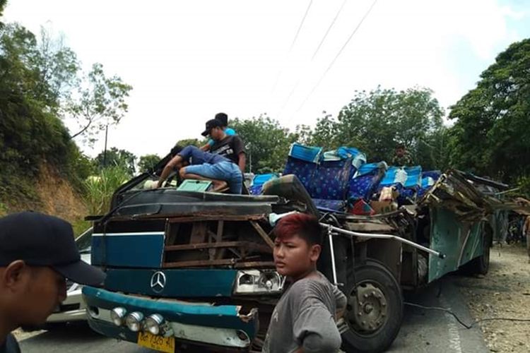 Kondisi bus PMTOH usai mengalami kecelakaan yang menewaskan enam orang penumpang di jalan lintas Taluk Kuantan-Kiliranjao di Desa Kasang, Kecamatan Kuantan Mudik, Kabupaten Kuansing, Riau, Rabu (9/10/2019).