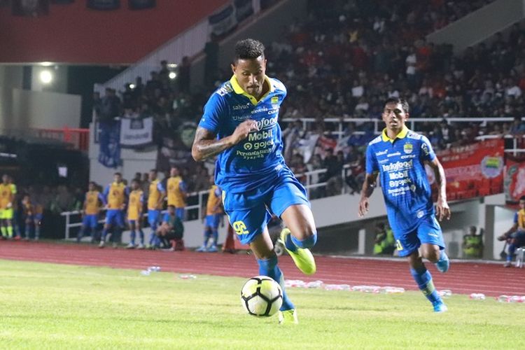 Striker asing Persib Bandung,Wander Luiz menunjukkan kecepatannya dalam menggiring bola pada laga uji coba Persis Solo vs Persib Bandung di Stadion Manahan, Solo, Sabtu (15/2/2020).