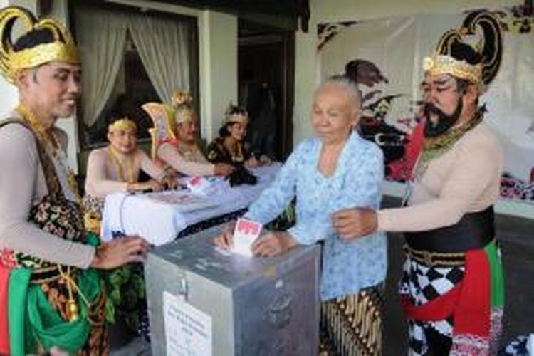 Petugas mengenakan kostum tokoh pewayangan di salah satu tempat pemungutan suara Pemilu Presiden di Solo, Jawa tengah, Rabu (9/7/2014). Pemilu memilih dua calon presiden yaitu Prabowo Subianto berpasangan dengan Hatta Rajasa dan Joko Widodo berpasangan dengan Jusuf Kalla.