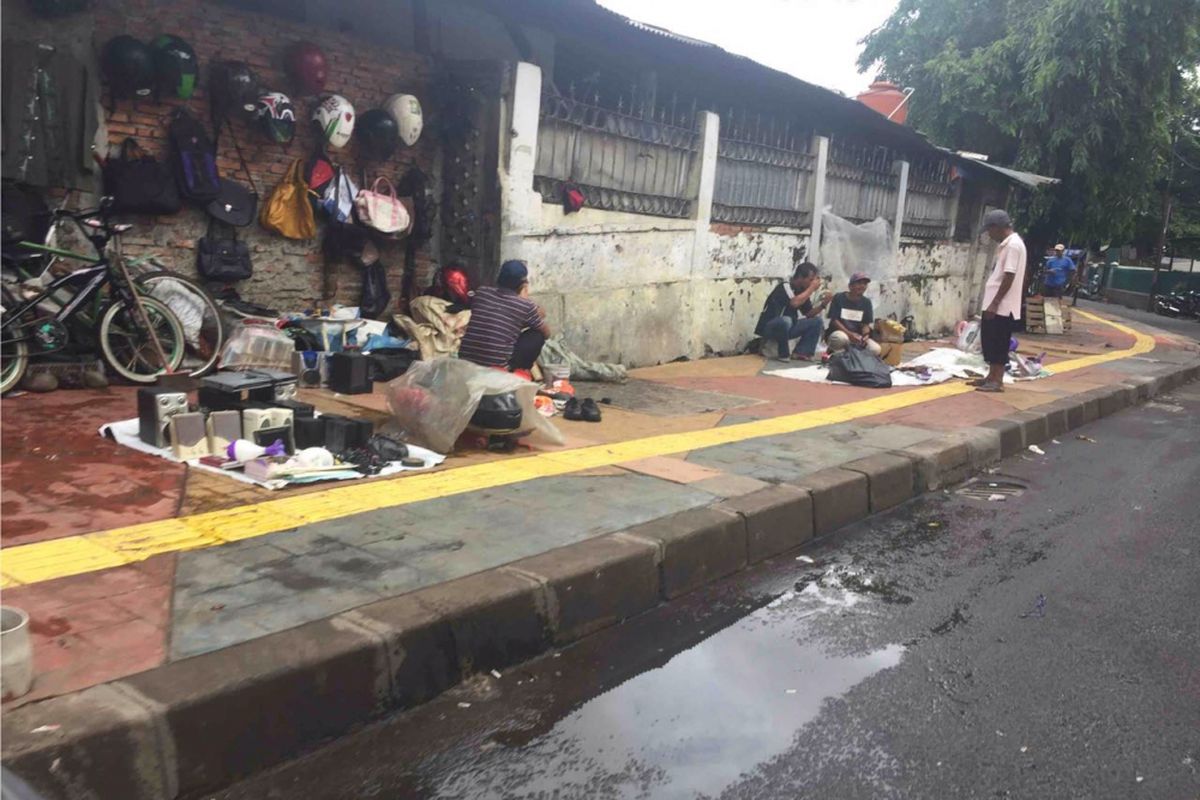 Pedagang barang bekas mengokupasi trotoar di kawasan Stasiun Tanah Abang, Jakarta Selatan, Sabtu (3/2/2018).