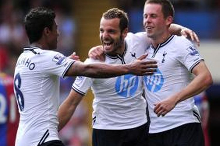 Bomber Tottenham Hotspur, Roberto Soldado (tengah) saat merayakan golnya ke gawang Crystal Palace pada lanjutan Premier League di stadion Selhurst Park, Minggu (18/8/2013).  Berkat gol Soldado, Spurs menang 1-0. 