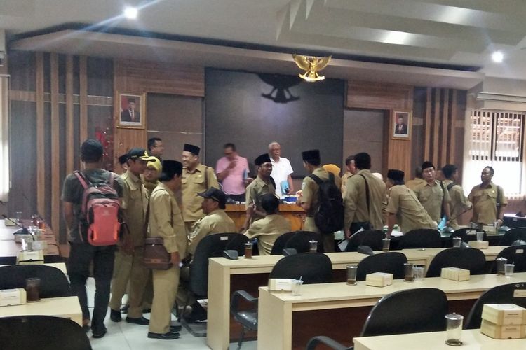 Para kades yang tergabung dalam Papdesi, setelah menggelar audiensi di DPRD Lamongan, Senin (9/12/2019).