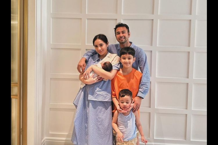 Raffi Ahmad membagikan foto keluarga bersama Rafathar dan Rayyanza yang juga memperlihatkan Nagita Slavina sedang menggendong seorang bayi.