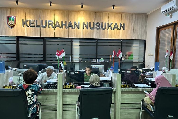 Pelayanan administrasi kependudukan hingga malam hari di Kelurahan Nusukan, Kecamatan Banjarsari, Kota Solo, Jawa Tengah. 