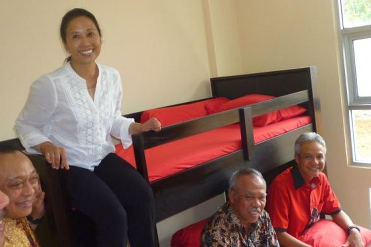 Menteri BUMN Rini Sumarno menjajal ranjang tingkat di Rumah Susun Sederhana Sewa (Rusunawa) buruh diKelurahan Gedanganak, Kecamatan Ungaran Timur, Kabupaten Semarang, Minggu (7/2/2016) siang. 