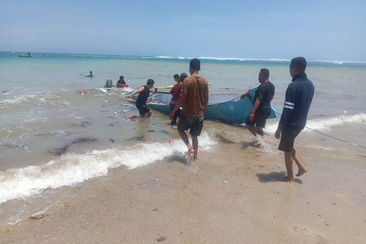 Warga mengevakuasi tim vaksinator yang mengalami kecelakaan laut di Kabupaten Sumba Timur, Nusa Tenggara Timur, Sabtu (24/9/2022) 