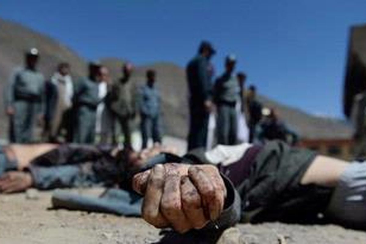 Pasukan keamanan Afganistan berjaga di dekat jasad anggota kelompok militan yang menyerang distrik Bazarak, Provinsi Panjshir, Afganistan, Rabu (29/5/2013). Bersamaan dengan serangan ini, kelompok militan juga menyerang sebuah kantor palang merah internasional di Jalalabad.