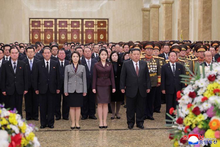 Foto yang diambil pada 1 Januari 2026 dan dirilis oleh Kantor Berita Pusat Korea (KCNA) pada 2 Januari 2026, menunjukkan pemimpin Korea Utara Kim Jong Un (tengah), istrinya Ri Sol Ju, dan putri mereka Kim Ju Ae mengunjungi Istana Matahari Kumsusan untuk merayakan tahun baru di Pyongyang.