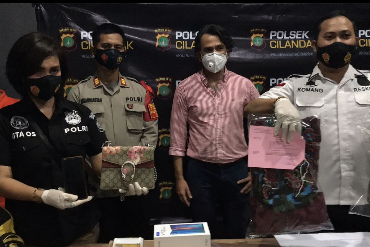 Pasangan suami istri yang bekerja sebagai pembantu rumah tangga ditangkap Polsek Cilandak lantaran mencuri barang-barang di rumah artis senior, Jeremy Thomas di bilangan Lebak Bulus, Jakarta Selatan.