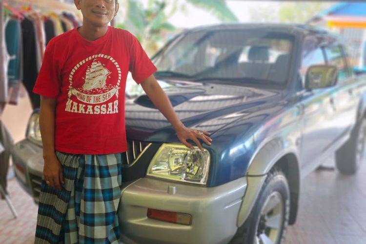 Anggota DPRD Kota Bontang, Bakhtiar Wakkang bersama mobil Strada yang ingin ditukar dengan masker awal Maret 2020.  