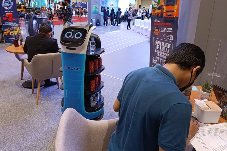 Bellabot, robot pengantar minuman di booth Fuso di GIIAS 2022