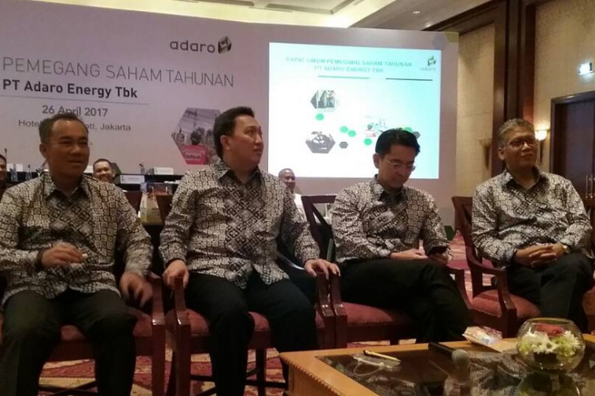 Presiden Direktur PT Adaro Energy Tbk (ADRO) Garibaldi Thohir (dua dari kiri) dan jajaran direksi dalam koneferensi pers usai Rapat Umum Pemegang Saham Tahunan di Jakarta, Rabu (26/4/2017).