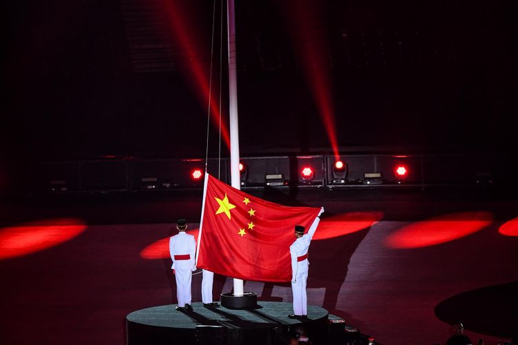 Bendera China berkibar untuk menyambut Asian Games ke-19 di Hang Zhou, China, pada Upacara Penutupan Asian Games ke-18 tahun 2018 di Stadion Utama GBK, Senayan, Jakarta Pusat, Minggu (2/9/2018).
