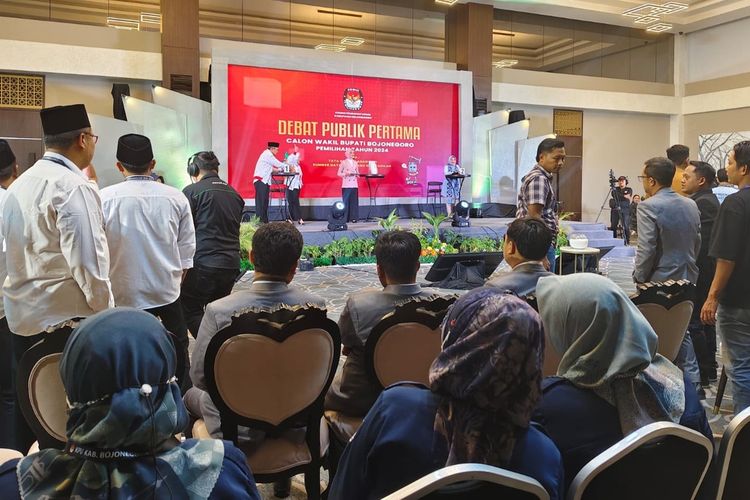 Situasi keributan saat pelaksanaan debat publik paslon Pilkada Bojonegoro 2024 yang berlangsung di Hotel Eastern Bojonegoro, Jawa Timur, Sabtu (19/10/2024)