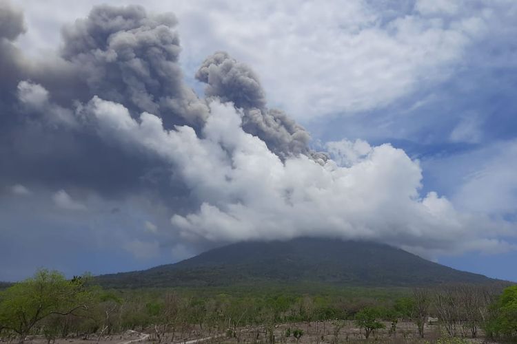 Penampakan pasca erupsi Gunung Ili Lewotolok yang terletak di Lembata, Nusa Tenggara Timur, Minggu (29/11/2020)