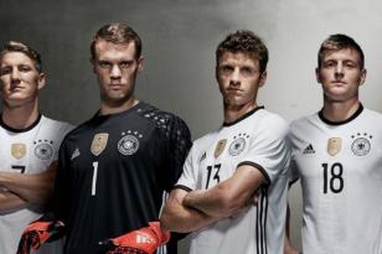 Para pemain Jerman memamerkan jersey baru untuk Piala Eropa 2016.