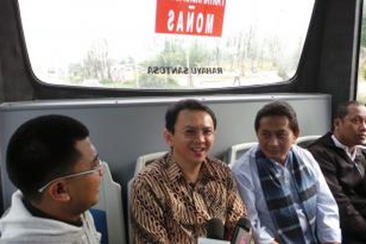 Wakil Gubernur DKI Jakarta Basuki Tjahaja Purnama saat naik bus kota terintegrasi busway (BKTB) pada penerapan one day no car, Jumat (7/2/2013).