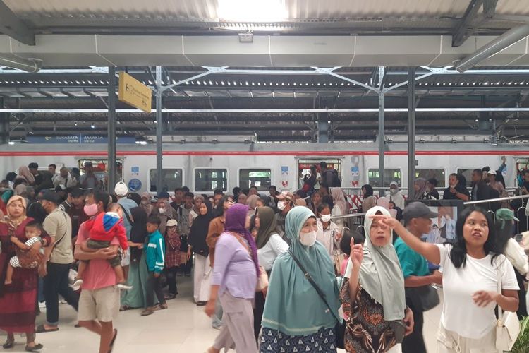 Penumpang KRL yang turun di Stasiun Solo Balapan, Solo, Jawa Tengah, Sabtu (13/4/2024).