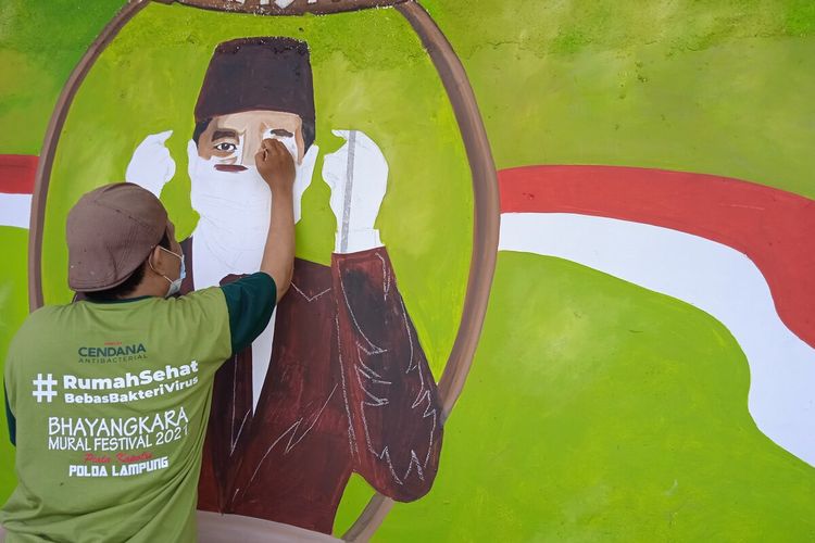 Para peserta Festival Mural Polda Lampung melukis cerita di dinding PKOR Way Halim, Sabtu (30/10/2021).