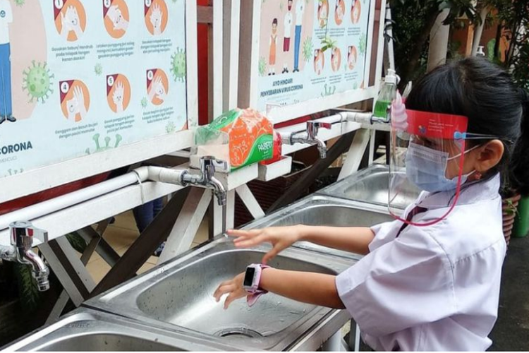 Sejumlah sekolah memberikan praktik baik pelaksanaan pembelajaran tatap muka (PTM) terbatas di sekolah untuk mencegah penularan Covid-19.