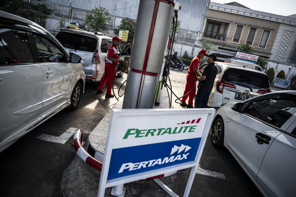 Petugas melayani pengisian bahan bakar minyak (BBM) jenis pertamax dan pertalite di SPBU Asaya, Semarang, Jawa Tengah, Kamis (27/2/2025). Kementerian ESDM akan membentuk tim untuk memberi kepastian spesifikasi bahan bakar minyak (BBM) sebagai respons kekhawatiran masyarakat terkait beredarnya Pertalite (RON 90) yang dioplos menjadi Pertamax (RON 92).
