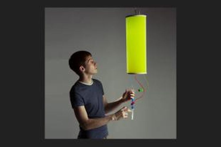 Pengguna lampu ini hanya perlu menekan alat suntik berisi warna yang mereka inginkan untuk memproyeksikan warna tersebut pada lampu.