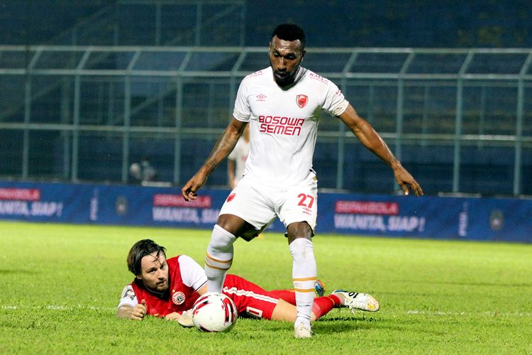 Pemain Persija Jakarta Marc Klok terjatuh seusai duel dengan pemain PSM Makassar Patrich Wanggai saat perdana babak penyisihan grup B Piala Menpora 2021 yang berakhir dengan skor 0-2 di Stadion Kanjuruhan Kabupaten Malang, Jawa Timur, Senin (22/03/2021) malam.
