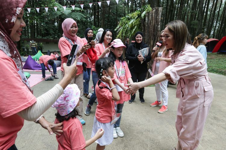 Bunga Citra Lestari, Brand Ambassador ZEN Antibacterial saat ZEN Day in Nature di Kawasan Gunung Pancar, Kabupaten Bogor, Sabtu (15/10/2022). Kegiatan ini mengajak ibu dan anak merasakan kebaikan alam dengan beraktifitas di luar ruang.