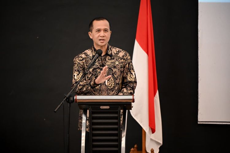 Menteri Transmigrasi (Mentrans) M Iftitah Sulaiman Suryanagara saat menjadi pembicara pada Seminar Pemaparan Hasil Penelitian Tim Ekspedisi Patriot (TEP) Universitas Indonesia (UI) di Batam Tourism Polytechnic, Senin (24/11/2025).