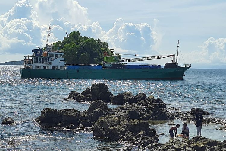 Kapal Darlin Isabel yang Tabrak Karang di Pulau Dofior Sorong