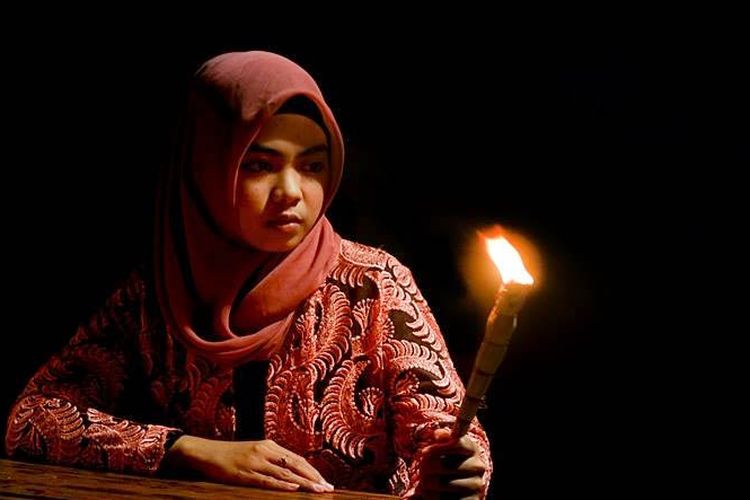 Ajeng Mawaddah Puho, seorang gadis Gorontalo menyalakan tohetutu saat memasuki hari ke-27 bulan Ramadhan. Tradisi malam pasang lampu (Tumbilotohe) ini terkait kewajiban umat Islam mengeluarkan zakat fitrah.