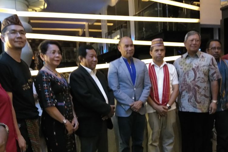 Gubernur NTT Viktor Bungtilu Laiskodat (tengah) saat berpose bersama sejumlah pegiat kopi NTT di Hotel Aston Kupang, Sabtu (31/3/2019).