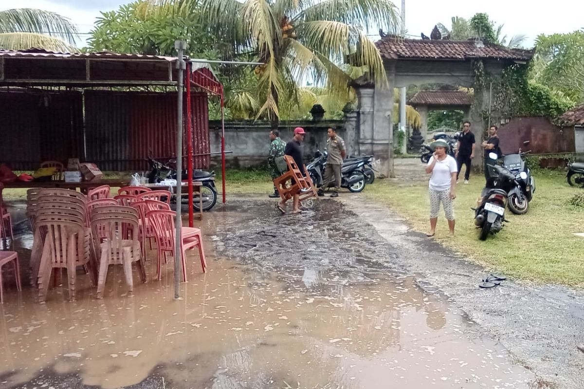 Tempat pemungutan suara (TPS) 12 di Desa Ekasari, Kecamatan Melaya, Kabupaten Jembrana, Bali, tergenang Banjir akibat hujan deras pada Rabu (14/2/2024). /Dok.BPBD Bali