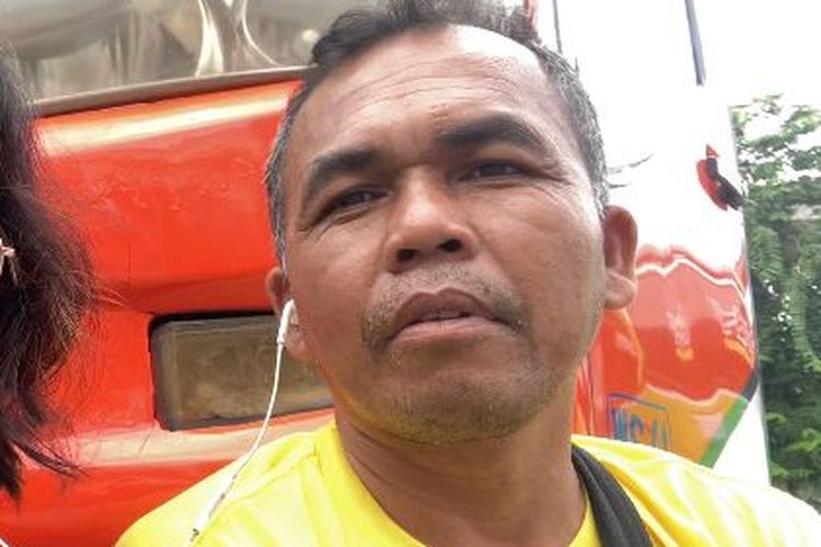 Sopir bus PO Kramat Djati, Dadang Permana (44), saat diwawancarai wartawan Kompas.com, Nabilla Ramadhian, di Terminal Kampung Rambutan, Ciracas, Jakarta Timur, dalam rangka Live Report spesial mudik Lebaran, Selasa (18/4/2023).