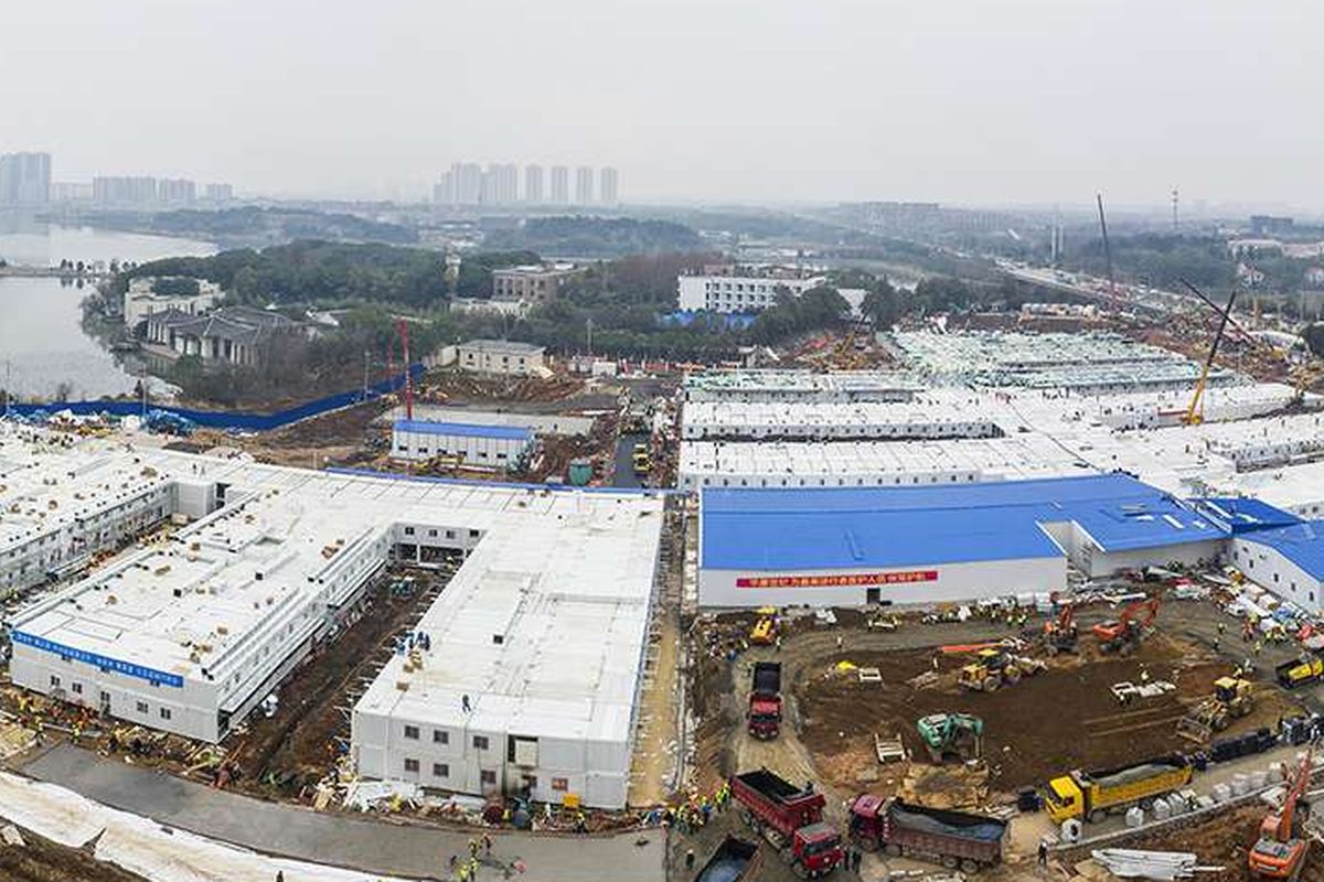 Pemandangan udara pembangunan rumah sakit Huoshenshan (Gunung Dewa Api) di Wuhan, Hubei, China, Minggu (2/2/2020). Huoshenshan, rumah sakit darurat khusus pasien corona dengan kapasitas 1.000 tempat tidur tersebut dibangun hanya dalam waktu 8 hari, dimulai pada 25 Januari lalu.