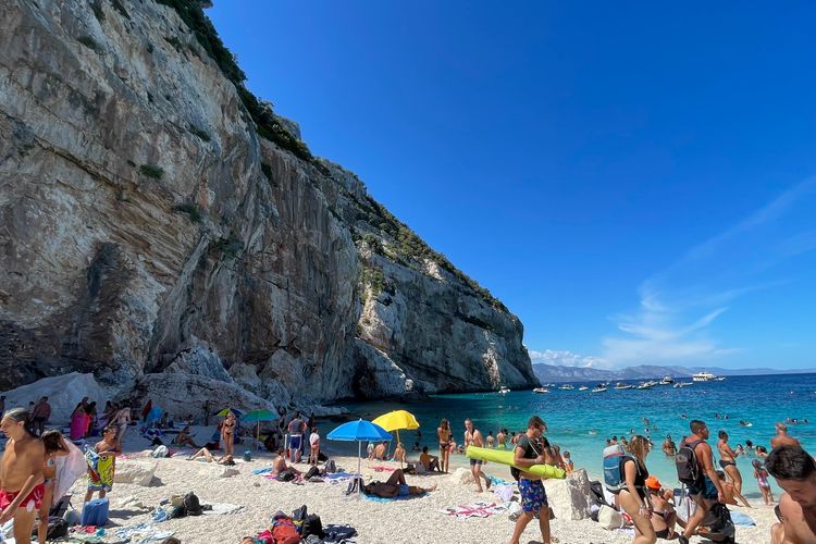 Ilustrasi wisatawan di Cala Mariolu di Sardinia, Italia.