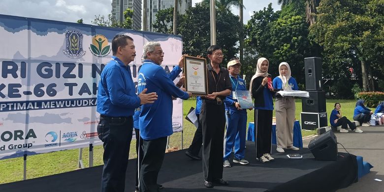 PERSAGI kembali mencatatkan rekor Museum Rekor Dunia Indonesia (MURI) atas penyelenggaraan edukasi gizi serentak di 1.800 sekolah seluruh Indonesia dalam rangka Hari Gizi Nasional 2026, Minggu (25/1/2026).
