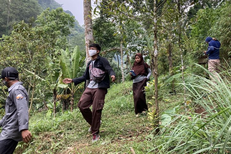 Para wisatawan sedang trekking menuju area budi daya lebah madu yang berada di lembah hutan kaki Gunung Pangrango di Desa Bojongmurni, Kecamatan Ciawi, Kabupaten Bogor, Minggu (23/5/2021).