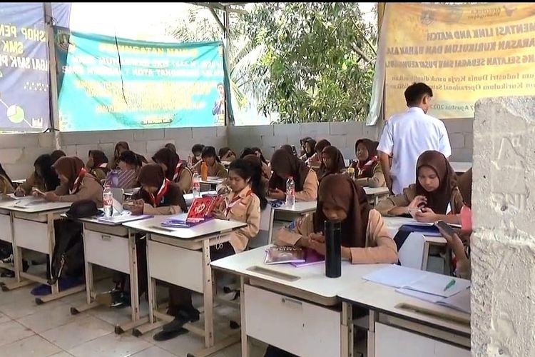 Siswa SMKN 7 Tangerang Selatan tengah mengikuti kegiatan belajar mengajar (KBM) di bangunan kelas semi permanen pada Rabu (13/9/2023).