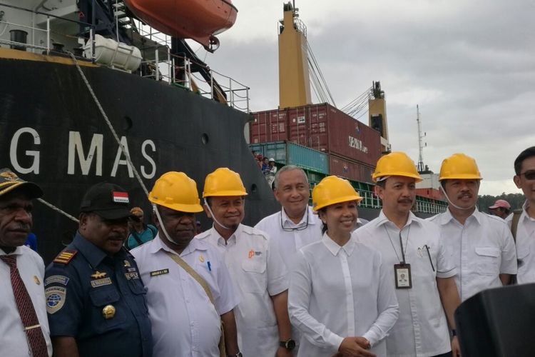 Menteri BUMN Rini Soemarno meninjau Pelabuhan Pomako, Timika, Papua, Rabu (23/8/2017)