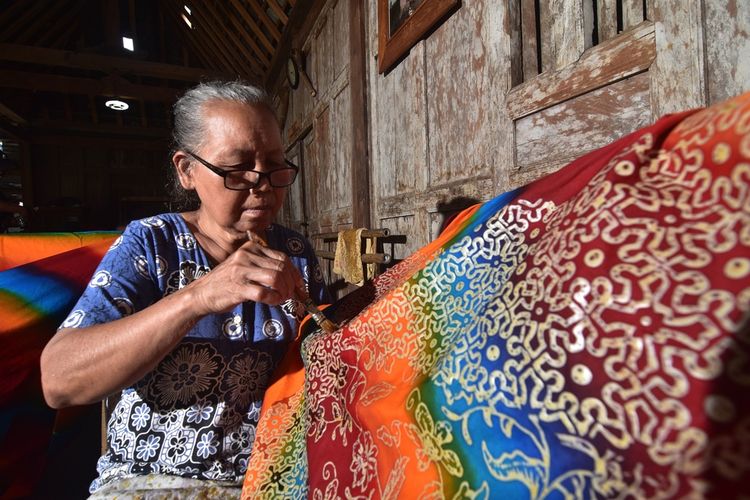 Salah seorang pebatik membuat kain batik di rumahnya di Yogyakarta.