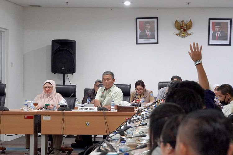 Ketua DPRD DKI Jakarta Prasetyo Edi Marsudi saat audiensi dengan warga Jalan Tulodong.